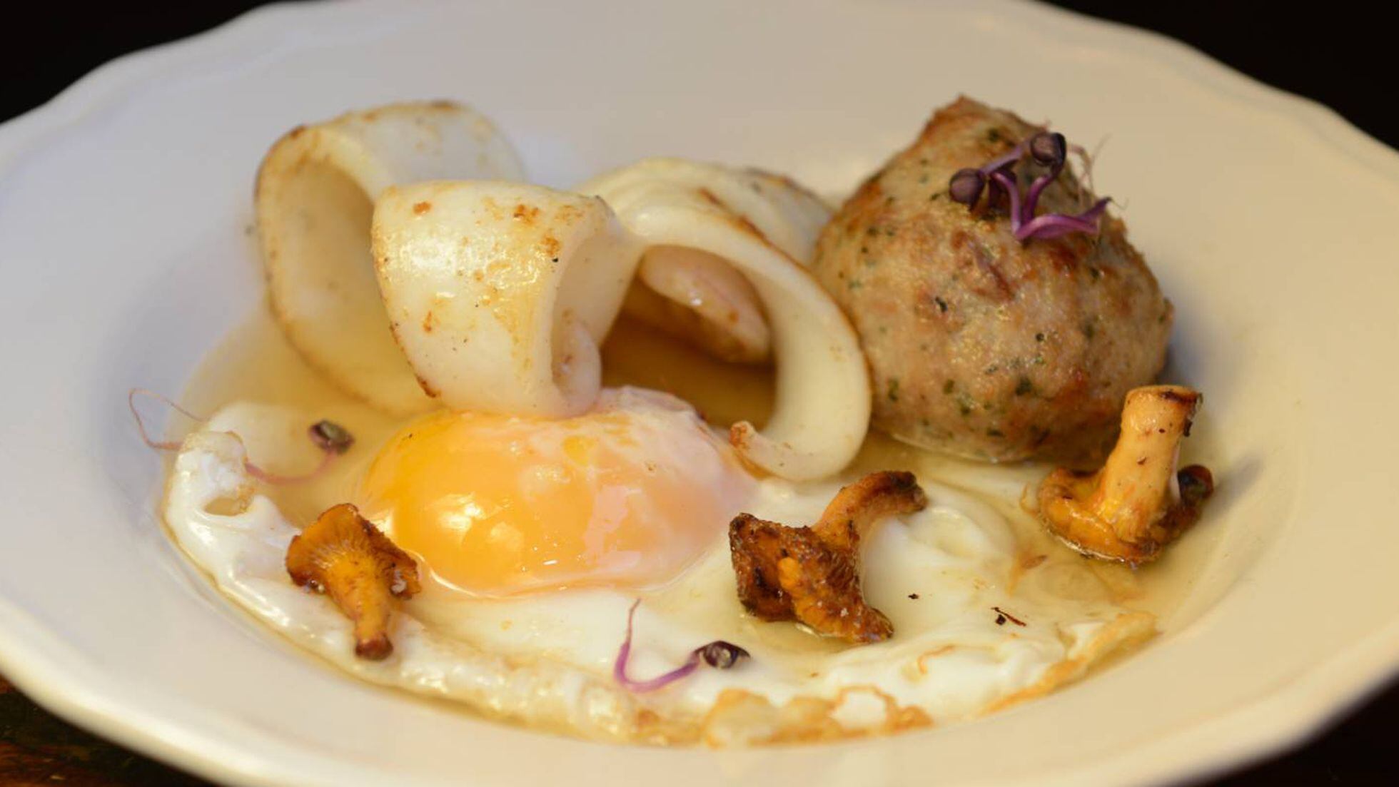 Pilota' con calamares, fumet de cabracho y huevo frito de pato | Recetas |  Gastronomía | EL PAÍS