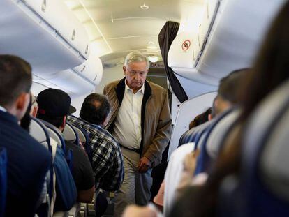 Andrés Manuel López Obrador a bordo un avión comercial, en una imagen de archivo.