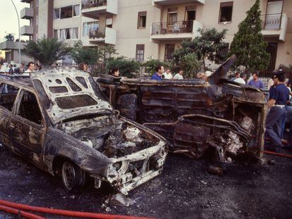 Varios coches calcinados en el lugar donde fueron asesinado el juez Paolo Borsellino y sus escoltas en 1992.