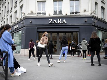 La fila frente a un local de Zara, en París, durante el principio del desconfinamiento en Francia.