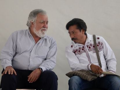 Alejandro Encinas y Damián Gallardo Martínez, durante el acto de disculpas.