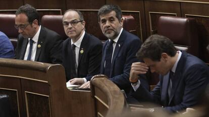 Los diputados catalanes en prisión preventiva, de izquierda a derecha, Josep Rull, Jordi Turull, y Jordi Sànchez, junto a Albert Rivera. En vídeo, momento en el que Junqueras acata la Constitución.