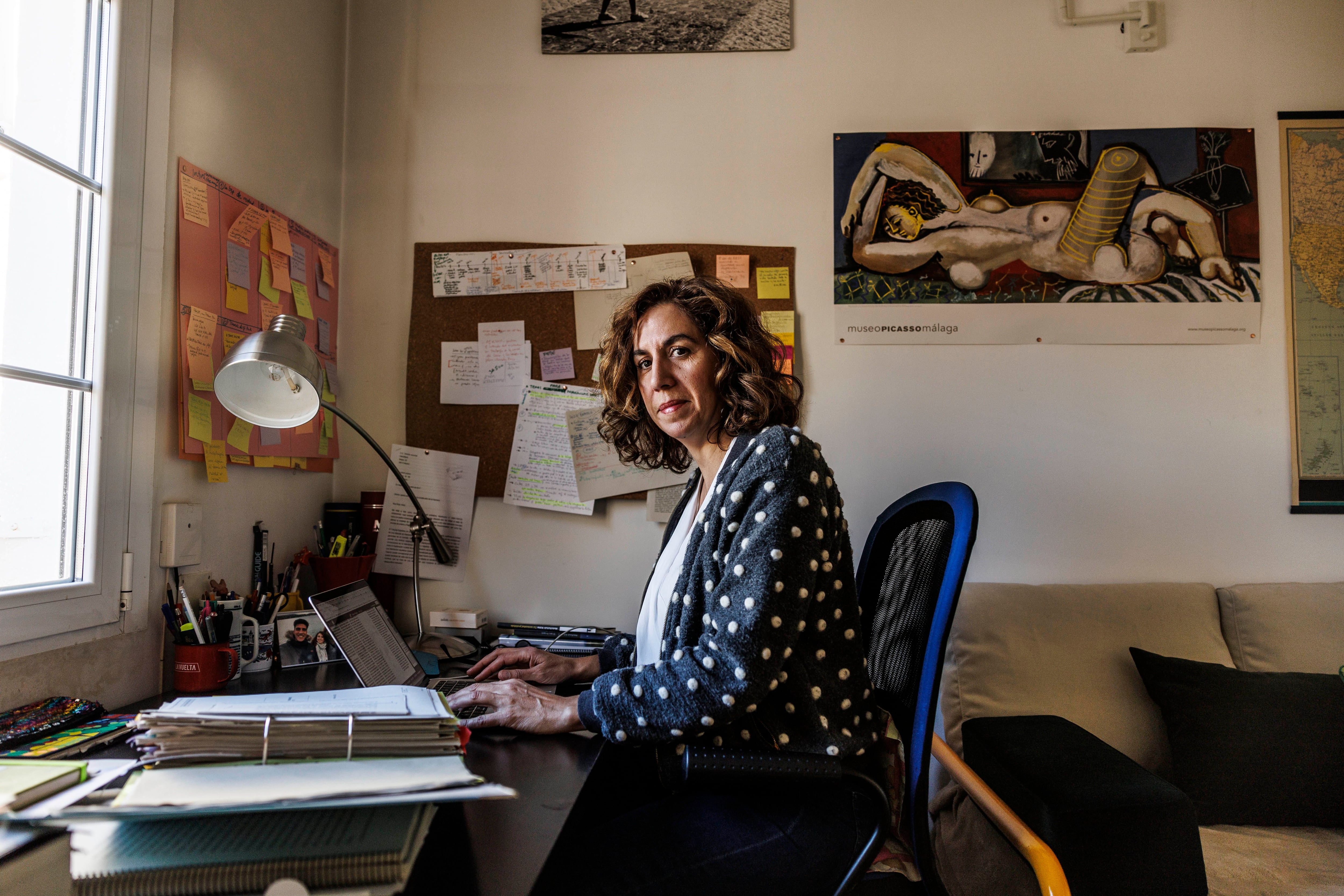 Mucha confianza y un año y medio de conversaciones: así escribió Irene Lozano los libros con Pedro Sánchez