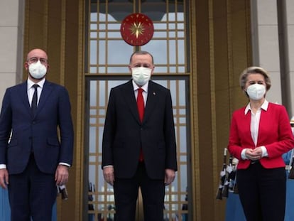 El presidente del Consejo Europeo, Charles Michel; el presidente turco, Recep Tayyip Erdogan; y la presidenta de la Comisión Europea, Ursula von der Leyen, posan a las puertas del palacio presidencial en Ankara. / EFE