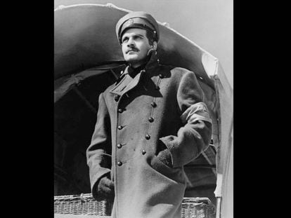 El actor egipcio, descubierto para el cine occidental con 'Lawrence de Arabia', protagonizó numerosos clásicos del séptimo arte como 'Doctor Zhivago', 'Che!', 'Funny girl', 'Orgullo de estirpe' y varias docenas de filmes egipcios. Le rodeaban tres leyendas, todas ciertas: su buena mano con las mujeres, sus cabreos homéricos y que sus días empezaban al mediodía. Hasta la muerte de su madre, en 1998, pasaba largas temporadas en España. Siguió trabajando hasta hace unos dos años, cuando le diagnosticaron alzhéimer. Murió a los 83 años en un hospital en El Cairo. En la imagen, como el doctor Zhivago, en 1965.