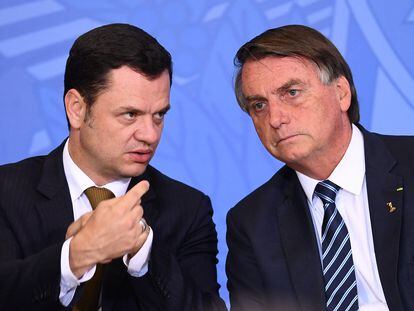 Jair Bolsonaro (izquierda) y su ministro de Justicia, Anderson Torres, en junio de 2022.