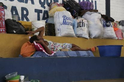 Una de las inmigrantes venezolanas alojada en un polideportivo de la ciudad de Boa Vista (Brasil).