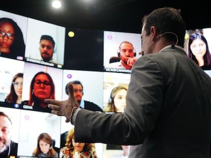 El profesor Ignacio Gafo da clase en la IE University.