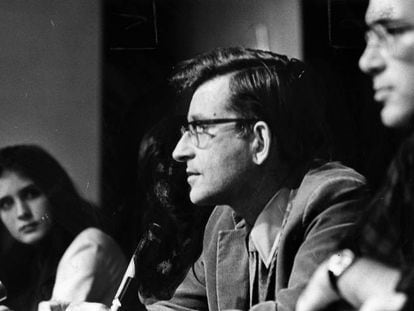 Noam Chomsky, segundo por la derecha, en un acto celebrado en la Universidad de Boston en 1971.