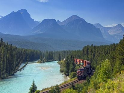 El Canadian Pacific Railway enlaza Montreal y Vancouver atravesando lugares como la Curva de Morant (en la foto), uno de los escenarios más espectaculares del parque nacional de Banff, en las Rocosas canadienses.