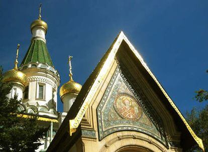 El sol ilumina las doradas cúpulas de la iglesia rusa de San Nicolás, en Sofía
