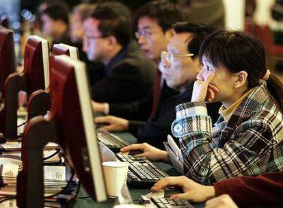 Los internautas chinos se enfrentan a la vigilancia de la Red por su Gobierno.