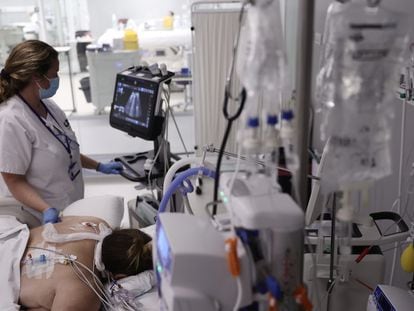 Una enfermera hace una ecografía a una paciente en la UCI del Hospital Enfermera Isabel Zendal de Madrid, a finales de noviembre.
