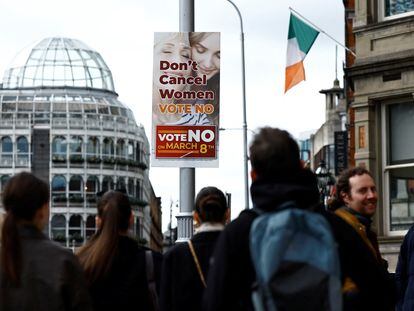 Un cartel en una calle de Dublín pide el no para el referéndum del 8 de marzo