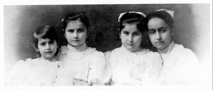 La escritora azerí, Banine, posa la primera por la izquierda con sus hermanas