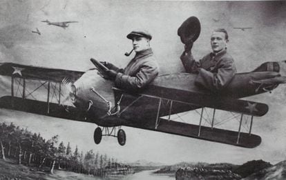 Mijaíl Bulgákov (derecha) y su amigo L. V Baratov, en 1928.
