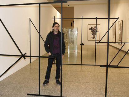Pepo Salazar posa junto a varias de las piezas que expone en el Artium.
