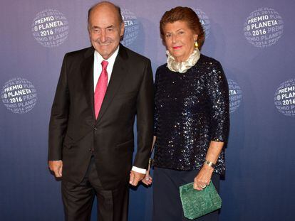 Miquel Roca y su esposa, Ana Sagarras Trías, durante la gala de los Premios Planeta de 2016 en Barcelona.