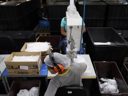 Trabajadores produciendo mascarillas en una planta de Delta Plus en Socorro (Sao Paulo, Brasil).