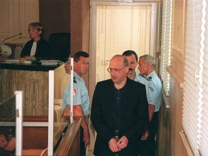 Jean-Claude Romand llega a la sala donde se celebró el juicio en 1996. 