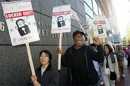 El actor Dani Glover participa en una protesta de trabajadores del sector hotelero en San Francisco.