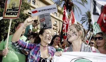 Varias estudiantes, durante la manifestación que ha tenido lugar hoy desde la plaza de la Merced de Murcia contra los recortes y la reforma educativa.