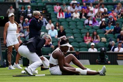 Venus Williams se duele de la rodilla en el partido ante Svitolina.