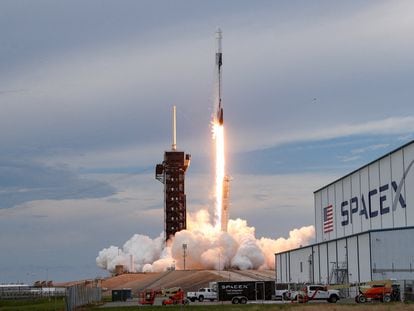 Lanzamiento de un cohete de SpaceX en Cabo Cañaveral (Florida).