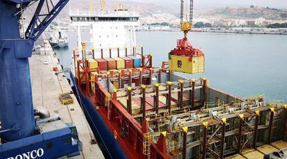 Carga de un buque con contenedores en el puerto de Almería.