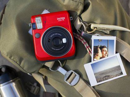 Las cámaras instantáneas Instax mini 70 son una de las mejores opciones para capturar recuerdos este verano.