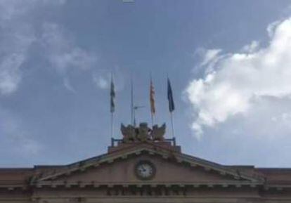 L'Ajuntament de Sabadell sense la bandera espanyola.