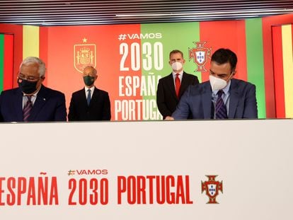 El rey Felipe VI (2ºd), el presidente de la república de Portugal, Marcelo Rebelo de Sousa (2ºi), y los presidentes del Gobierno, Pedro Sánchez (d) y Antonio Costa (i), durante el acuerdo del pasado mes de junio entre España y Portugal para el lanzamiento de la candidatura al Mundial 2030.
