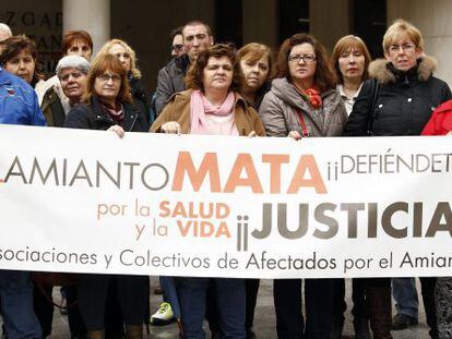 Familiares de las fallecidas por amianto, frente a los juzgados de Plaza de Castilla, en Madrid.