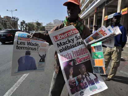 Un hombre vende peri&oacute;dicos en las calles de Dakar que comentan las elecciones presidenciales en Senegal.