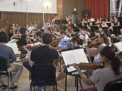 Un ensayo de la Orquesta West-Eastern Divan dirigido por Daniel Barenboim en el taller de Pilas (Sevilla) en 2011.