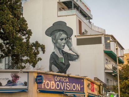 Un mural de Brigitte Bardot pintado en una casa del centro de Torremolinos, en la malagueña Costa del Sol.