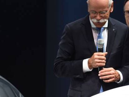 El consejero delegado de Daimler, Dieter Zetsche, muestra un prototipo de Mercedes-Benz a la canciller alemana Angela Merkel. 