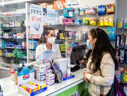 Uso de mascarilla en el interior de una farmacia del centro de Madrid.