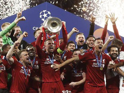 Henderson levanta la Copa de Europa tras la victoria del Liverpool ante el Tottenham en el Metropolitano.