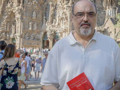Pablo Tusset, entre turistes, a la Sagrada Família.