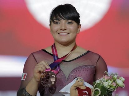 Alexa Moreno muestra la medalla.