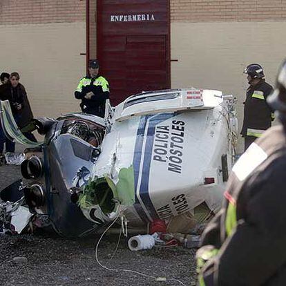 El Bell 206 destrozado en el suelo.