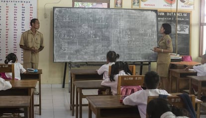 Wisnu Giri (izquierda) es el coordinador pedagógico en 'SD Negeri 2', el colegio inclusivo de Benjkala, al norte de Bali. En la imagen, imparte una clase de Matemáticas en abril de 2016.