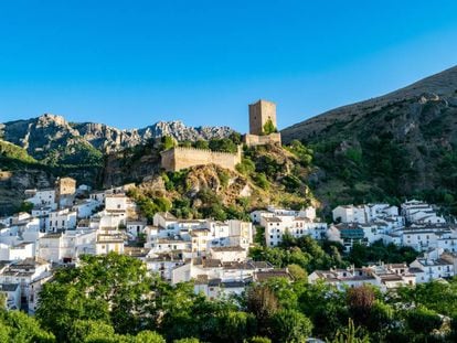 Panorámica del municipio jienense de Cazorla coronado por el castillo de La Yedra.