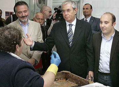 Emilio Pérez Touriño charla con una vendedora de pescado en Ribeira.