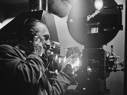En casi ninguna sala de cine se escucha ya el ronroneo mecánico de los proyectores de película. La imagen es de 1946.