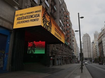 Teatro cerrado en la Gran Vía en Madrid durante marzo de 2020 debido a la pandemia de coronavirus.