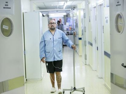 Enrique Cruciani es uno de los pacientes afectados por el cierre de plantas en Bellvitge. 