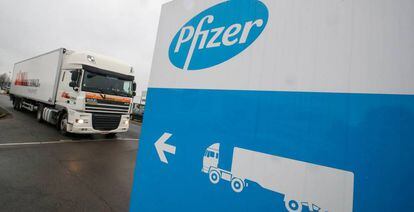 Camiones frigoríficos en la planta de Pfizer en Puurs, Bélgica. 