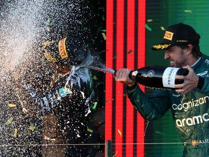 Fernando Alonso celebra el tercer puesto en el GP de Australia por detrás de Verstappen y Hamilton (con él en la imagen).